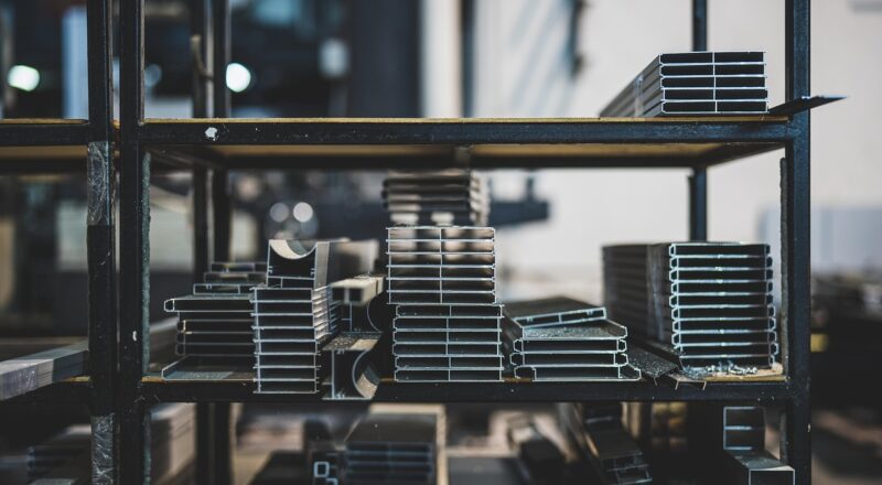 Wat zijn hooggelegeerde staalsoorten en waarom zijn ze waardevol?