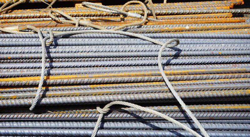 Wat gebeurt er met verontreinigd metaal en hoe wordt het verwerkt?