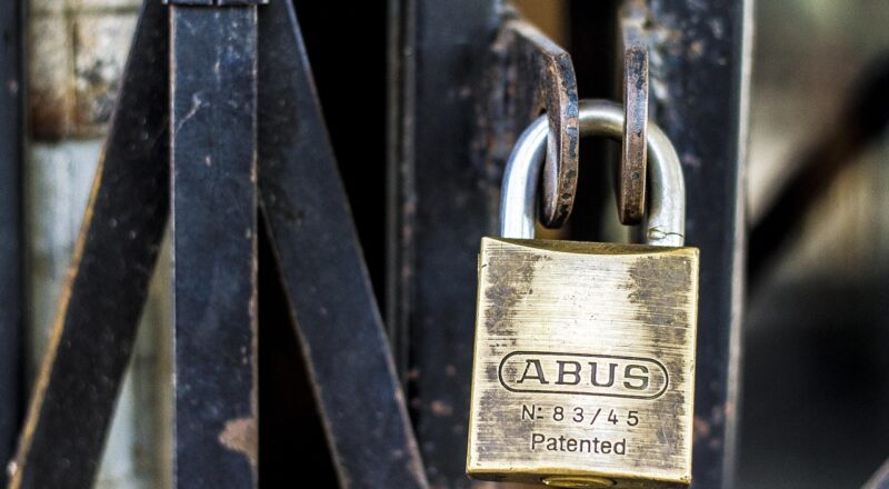 Demontage van metalen scheidingswanden in kantoren